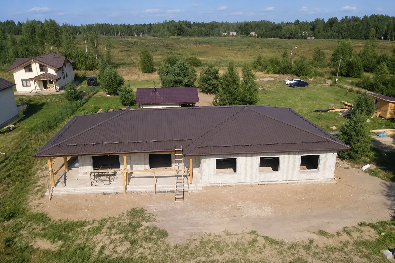Готовая металлическая кровля на строящемся доме